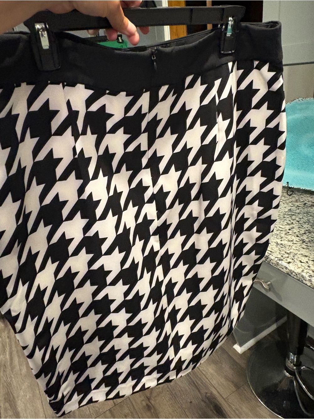 NWOT Black & White Houndstooth Button-Front Pencil Skirt - Picture 5 of 6